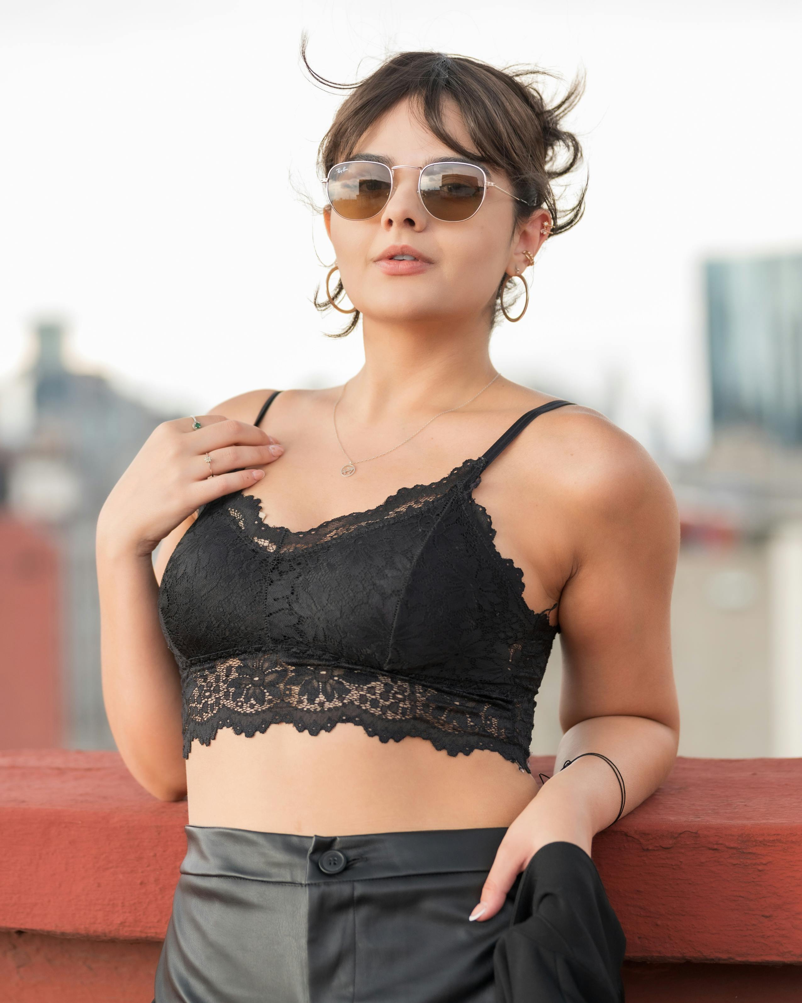 代表作品海报图：光斑与城市空间的叙事感画面