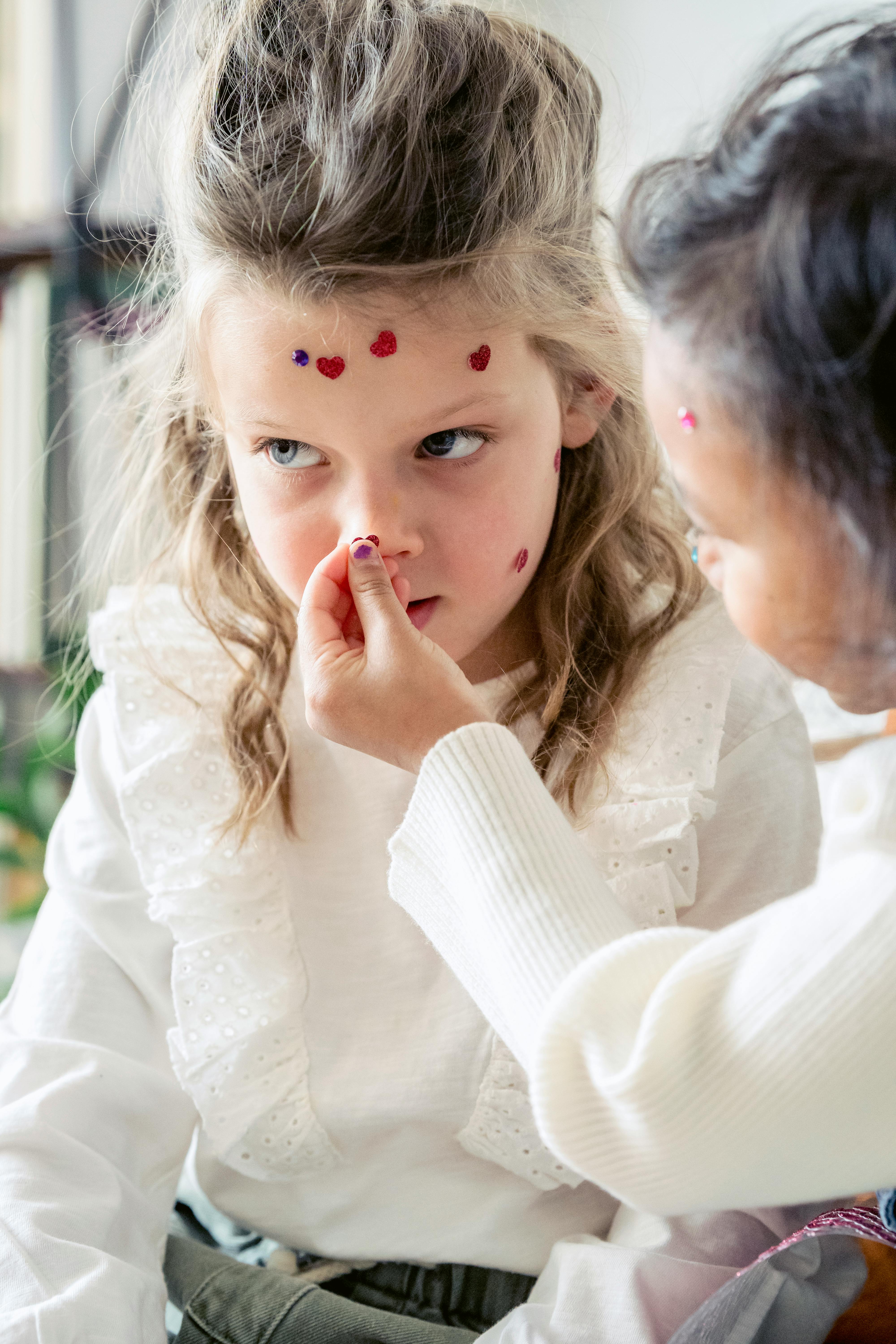 代表作品海报图：电影感运动与动势构图