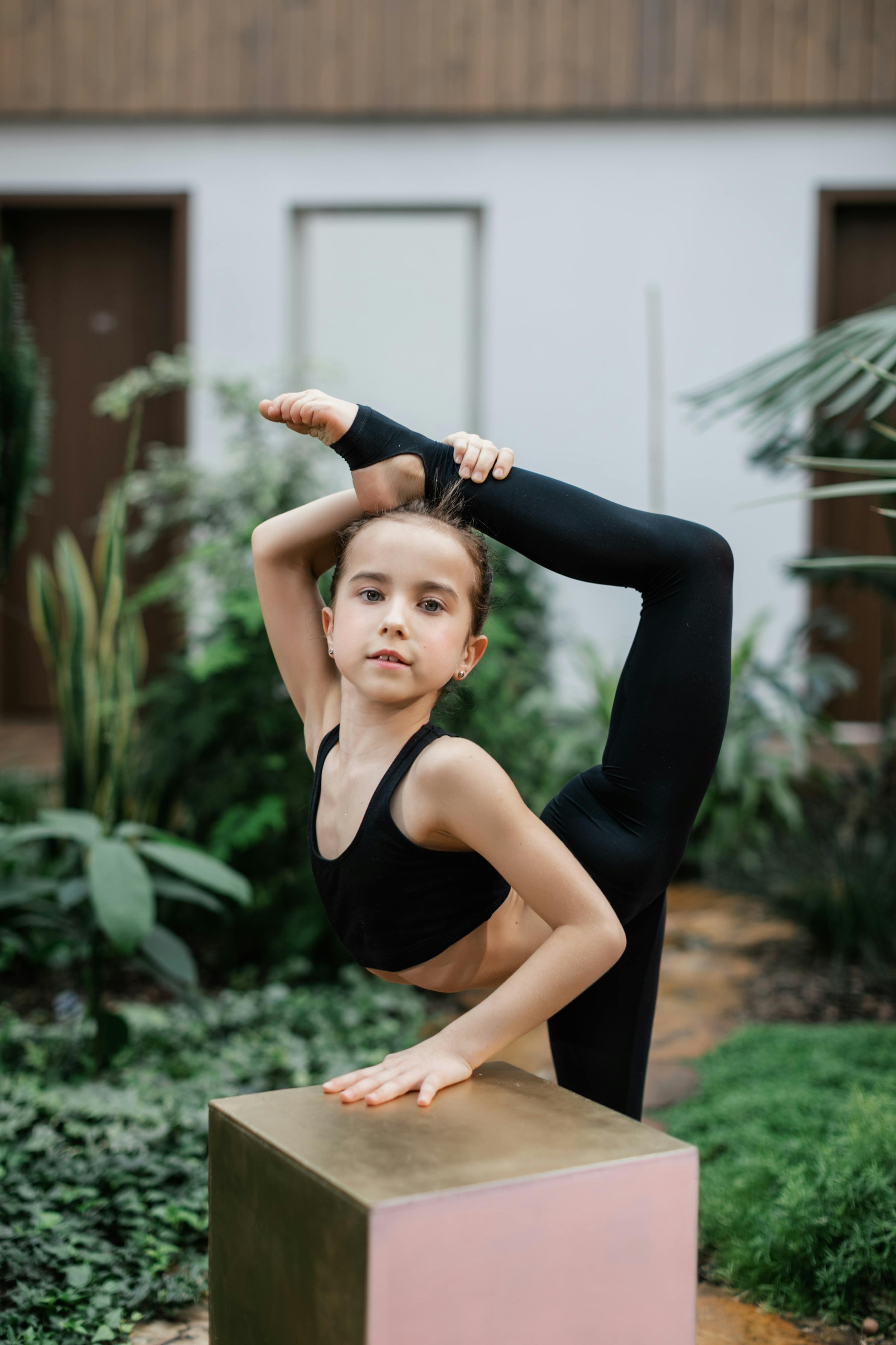 代表作品海报图：电影感暖调人像画面